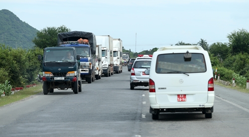 Lưu lượng phương tiện tham gia giao thông trên Quốc lộ 1 đông cũng là thử thách với các tay đua.