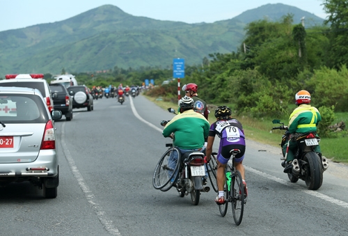 Trong luật đua xe đạp, các vận động viên chẳng may bị nổ lốp tụt lại phía sau đoàn đua sẽ được núp gió xe mô tô dẫn đoàn hoặc xe tiếp tế lên sát cuối tốp phía trước .