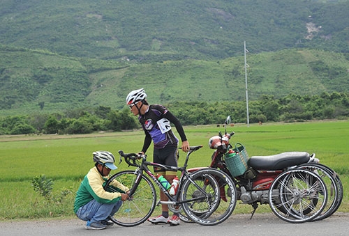 Nhiều tay đua thay lốp vì những đoạn đường đang thi công.