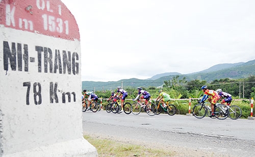 Chặng 4 tuy không thật sự dài nhưng có nhiều đoạn đang thi công nên cũng gây ít nhiều khó khăn cho các tay đua.