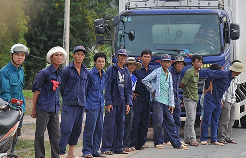 Nhiều công nhân đang làm dọc tuyến đoàn đua đi qua cũng tranh thủ gác công việc lại để xem các vận động viên tranh tài.