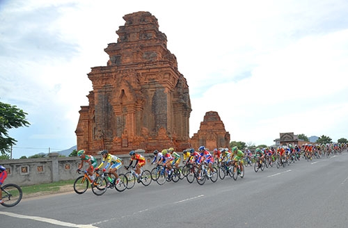 Băng qua những ngôi Tháp Chàm cổ kính bên đường.