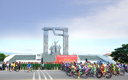 Quang cảnh lễ xuất phát Chặng 4.