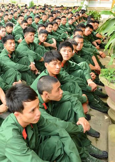 Ngồi ngay ngắn nghe chỉ huy phổ biến công việc.