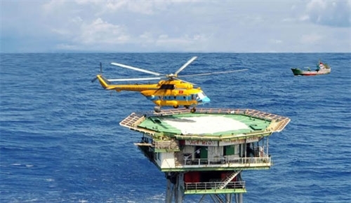 Trực thăng của Trung đoàn 917, Sư đoàn Không quân 370 huấn luyện cất, hạ cánh trên nhà giàn DK1.