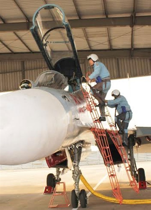 Các phi công Trung đoàn 935 lên máy bay thực hiện nhiệm vụ.