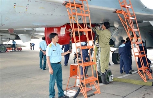 Kiểm tra kỹ thuật trước khi bay.