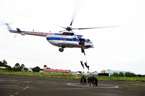 Phối hợp huấn luyện đổ bộ đường không.