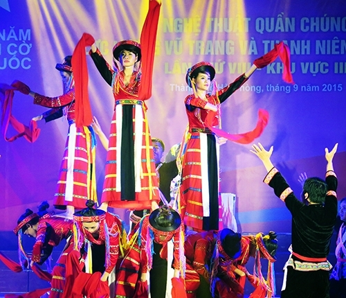 Tiết mục mang đậm chất dân tộc trên sân khấu liên hoan.