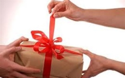 ỨNG XỬ VỚI… QUÀ TẶNG 