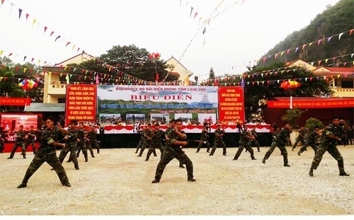 Trình diễn đánh côn nhị khúc.