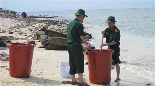 Mẫu nước được hòa lẫn các chất để thử phản ứng hóa học đánh giá mức độ ô nhiễm.