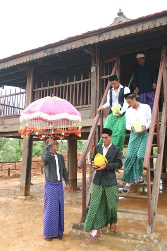 Vào ngày “đưa rể”, nhà trai tự đưa chú rể đến nhà gái. Nhưng trước khi đến nhà gái, nhà trai phải đến thánh đường làm lễ. Ở thánh đường, bố cô dâu và đại diện cho gia đình nhà gái gồm hai người là nam giới cũng có mặt. Chú rể ngồi giữa hai người đại diện của nhà gái và trước mặt bố vợ trước sự chứng kiến của đại diện nhà trai và bố chú rể. Ông cả sẽ thực hiện nghi thức “bắt tay”