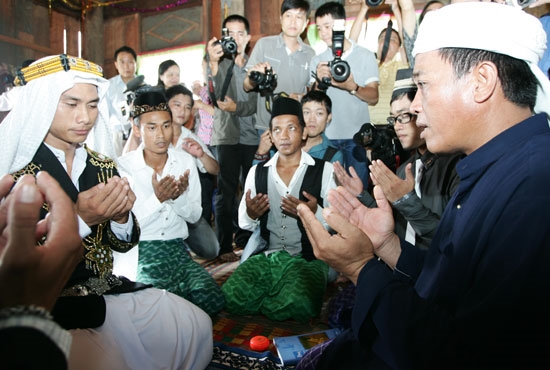 Hai họ ngồi vòng tròn và làm lễ “bắt tay”