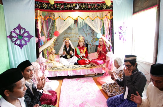 Sau lễ “bắt tay”, chú rể được vào phòng cô dâu và ngồi lên giường