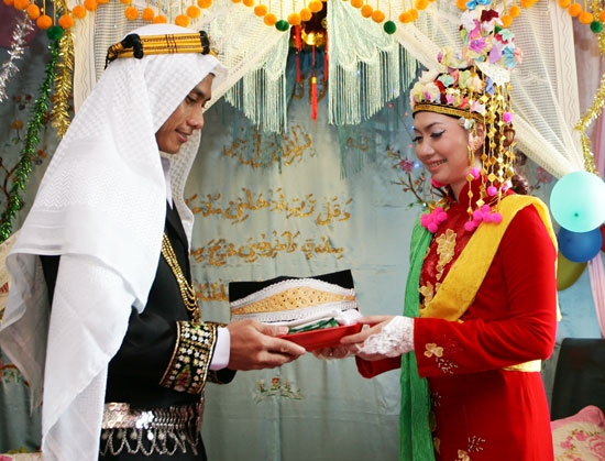 Sau thi thực hiện các nghi lễ cần thiết, cô dâu trao cho chú rể những vận dụng hàng ngày