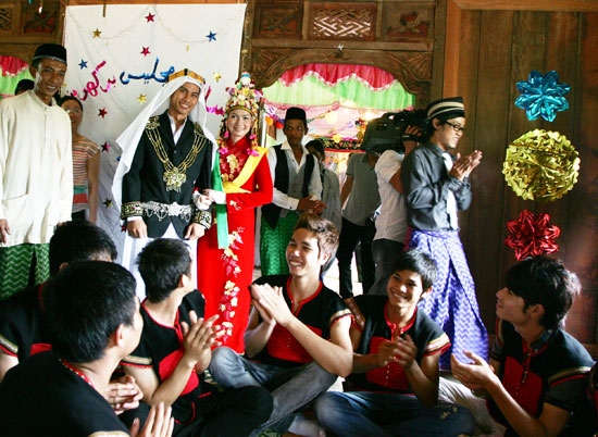 Chú rể dẫn cô dâu ra chào anh em, họ hàng và khách dự đám cưới