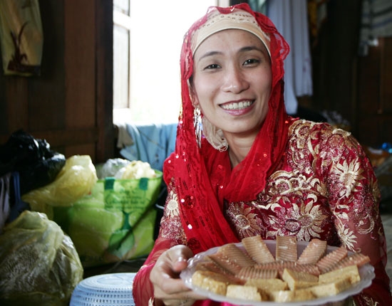 Bữa cơm thân mật trong đám cưới của người Chăm thường chỉ có cơm trắng và cà ri bò, hoàn toàn không có rượu, thay vào đó là nước chè. Món bánh tráng miệng do nhà gái chuẩn bị cũng rất được ưa chuộng