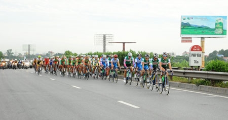 Các cua-rơ bám đuổi quyết liệt trên đường cao tốc