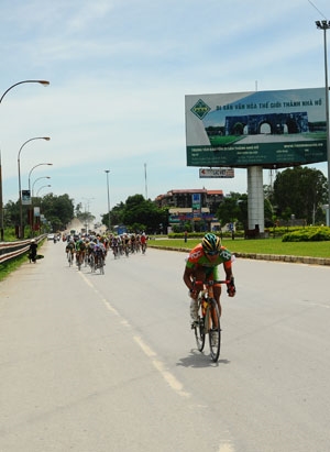 Vào đến địa phận Thành phố Thanh Hóa, VĐV mang áo số 5 Trịnh Đức Tâm bắt đầu tăng tốc