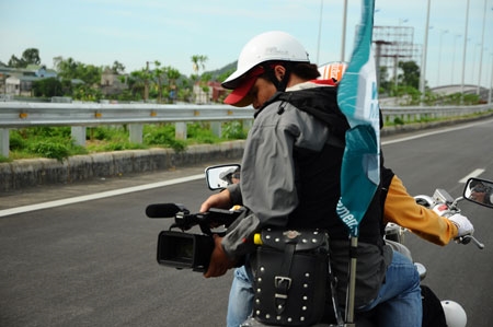 Phóng viên truyền hình tác nghiệp