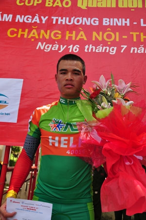 Cua-rơ Trịnh Đức Tâm đã xuất sắc giành áo vàng chặng 2 giải đua xe đạp
