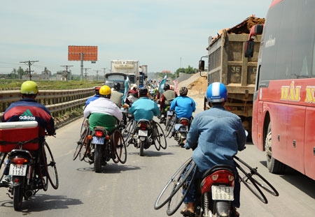 Nhiều đoạn đường chật hẹp, các VĐV phải đi hàng một