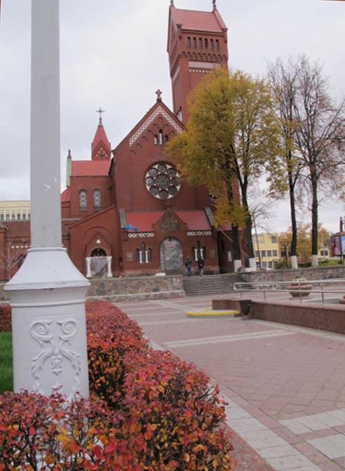 Còn đó cây sồi vàng trước Nhà thờ Đỏ Simon & Helena (phố Xô-viết-xkai-a 15).