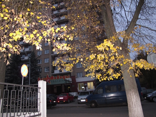 Thắp đèn vàng trước Khách sạn 40 năm Chiến thắng.