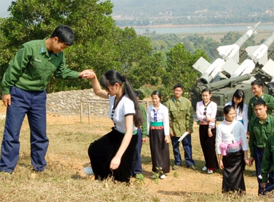 Xây dựng mối đoàn kết gắn bó với nhân dân