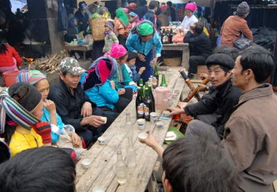 Uống rượu giao lưu tại chợ là nét văn hóa có từ lâu đời ở nơi đây.