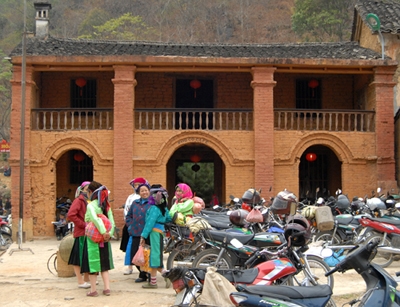 Khu nhà cổ ở trung tâm thị trấn là nơi sinh hoạt văn hóa của đồng bào mỗi khi đến chợ.