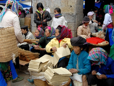 Hương, giấy là những thứ không thể thiếu trong đời sống cộng đồng các dân tộc vùng cao.