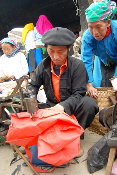 Màu đỏ là gam màu chủ đạo mà đồng bào Mông sử dụng nhiều trong nét hoa văn.