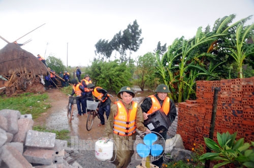Cán bộ, chiến sĩ Bộ CHQS tỉnh Ninh Bình tham gia di dời người và tài sản tới nơi an toàn trước khi bão đổ bộ.