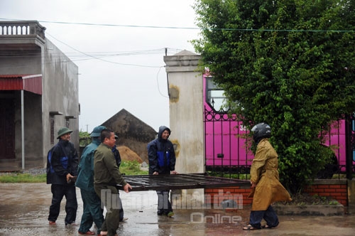 Các vật dụng có khả năng bị gió bão cuốn bay gây nguy hiểm đều được tháo bỏ hoặc chằng chống kỹ.