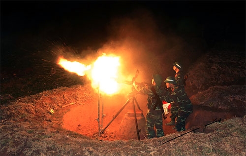 Khẩu đội súng máy 12,7mm thực hành tiêu diệt mục tiêu ban đêm.