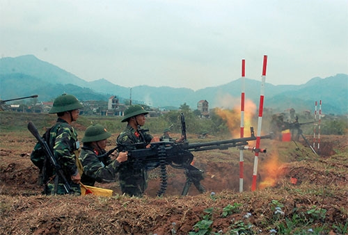 Các khẩu đội 12,7mm thuộc bộ đội chủ lực thực hành tiêu diệt mục tiêu máy bay bay thấp trong điều kiện ban ngày.