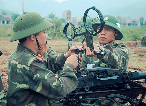 Các pháo thủ khẩu đội 12,7mm thuộc Đại đội 16, Trung đoàn 141, Sư đoàn 312 (Quân đoàn 1) chuẩn bị thực hành bắn đạn thật.