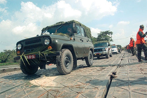 Cơ động vượt sông bằng cầu công binh.