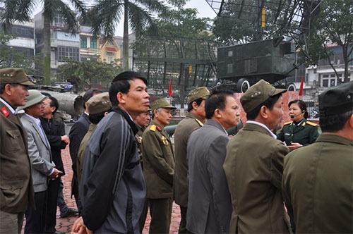 Giờ họ chăm chú lắng nghe...để cùng ôn lại kỷ niệm.