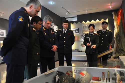 Chia vui trong dịp này còn có những người bạn đến từ nước Nga...