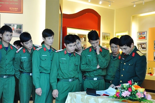 Cùng nhau ôn lại lịch sử cha ông để thêm chắc tay súng, bảo vệ Tổ quốc.