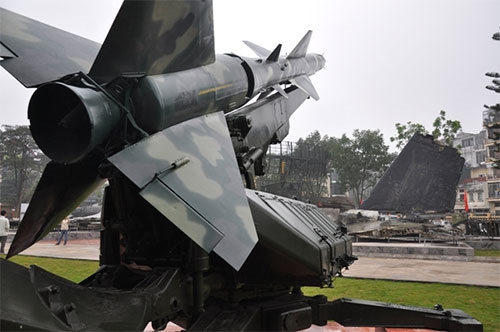 Tên lửa ta bay lên để xác B-52 rụng xuống.