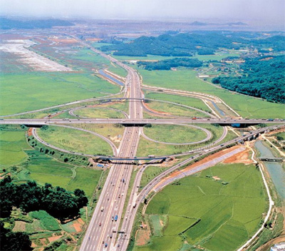 Chuyện ngân hàng mở đường cao tốc