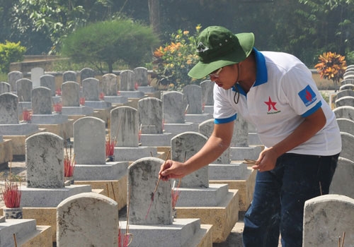 Thành viên BTC thắp hương trên phần mộ liệt sĩ tại Nghĩa trang liệt sỹ Trường Sơn