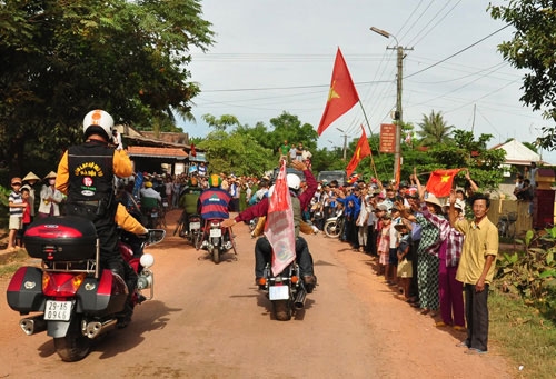 Nhân dân huyện Lệ Thủy - Quảng Bình chào đón đoàn đua đi qua