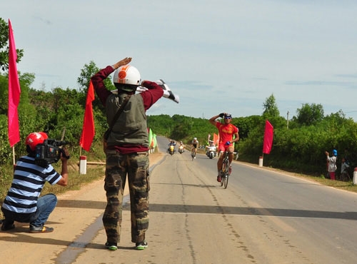 VĐV mang áo số 49 của Đội Quân khu 7 về nhất, bỏ xa tốp thứ 2 tới hơn 6 phút.