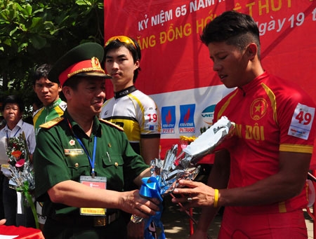 Đại tá Phạm Văn Huấn, Bí thư Đảng ủy, Phó tổng biên tập, Phó trưởng ban tổ chức giải trao giải nhất cho Cua-rơ Trần Văn Quyền - Quân khu 7.