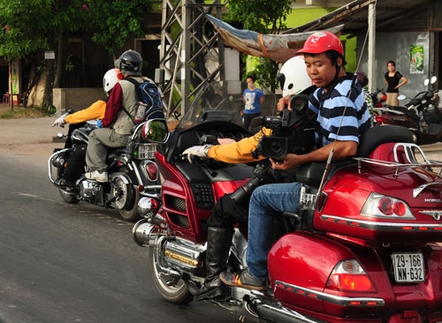 Phóng viên truyền hình Việt Nam tác nghiệp